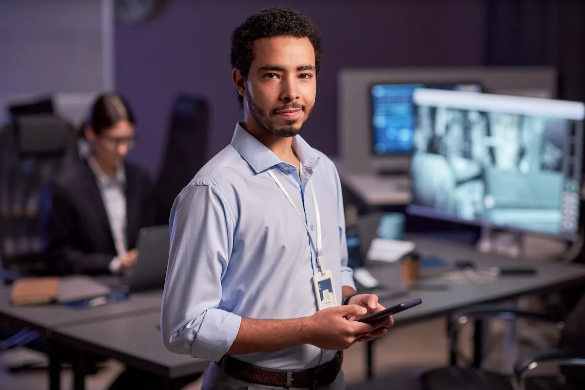 https://kraftbusiness.com/wp-content/uploads/2020/09/portrait-of-it-technician.webp