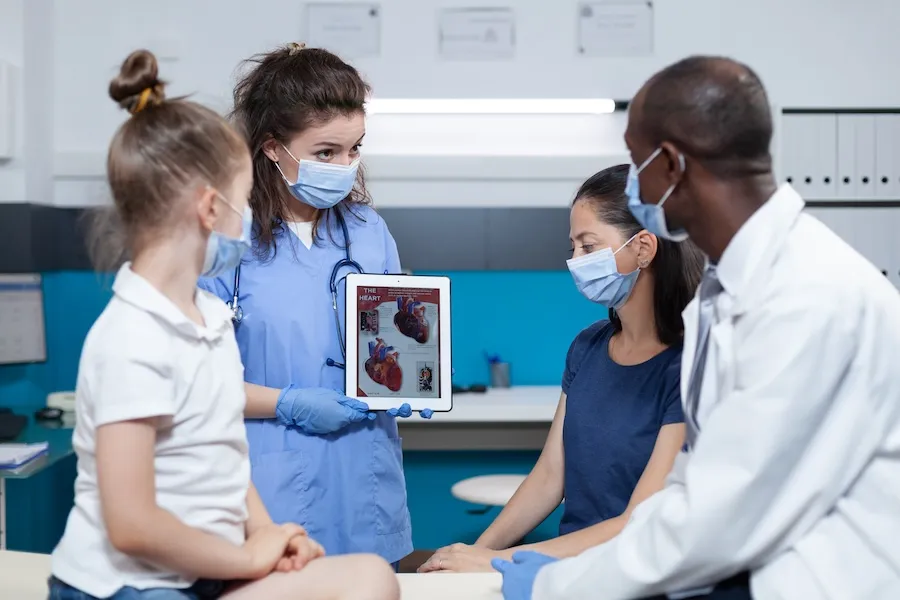 https://kraftbusiness.com/wp-content/uploads/2024/08/doctor_explaining_heart_anatomy_to_family.webp