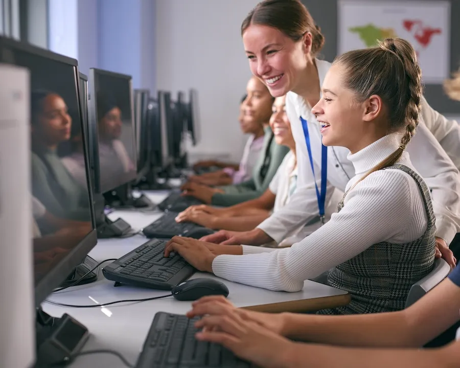 https://kraftbusiness.com/wp-content/uploads/2024/08/high-school-computer-class.webp