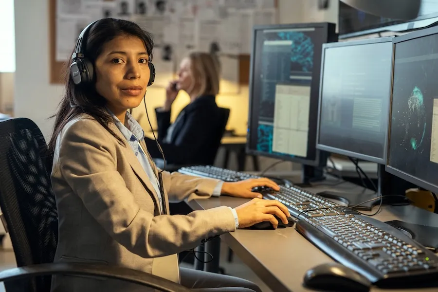 https://kraftbusiness.com/wp-content/uploads/2024/08/hispanic-female-agent-in-command-center.webp