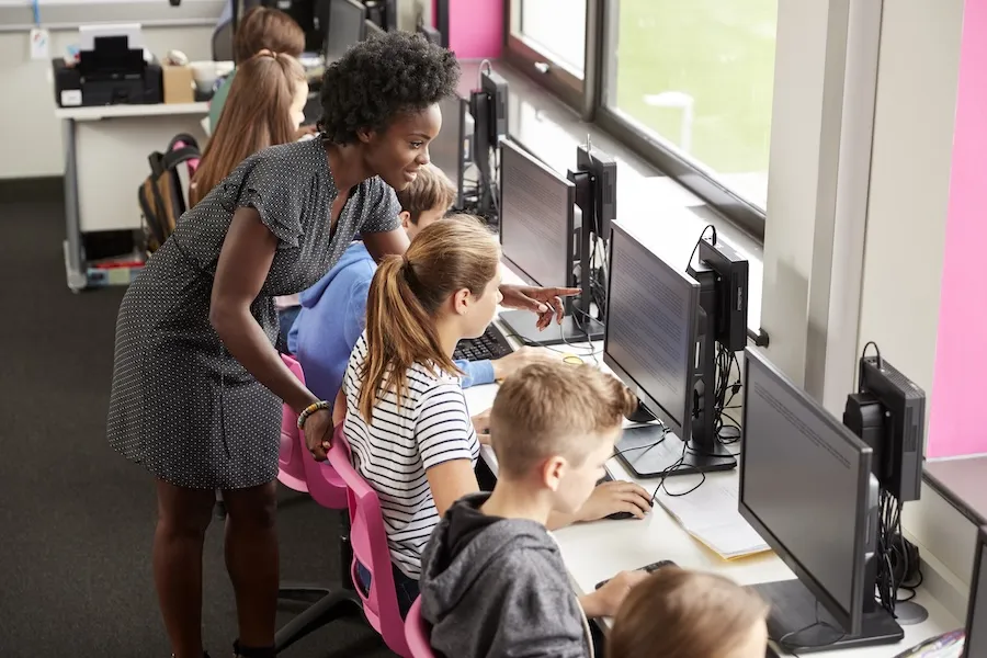 https://kraftbusiness.com/wp-content/uploads/2024/08/teacher-and-student-at-computer.webp