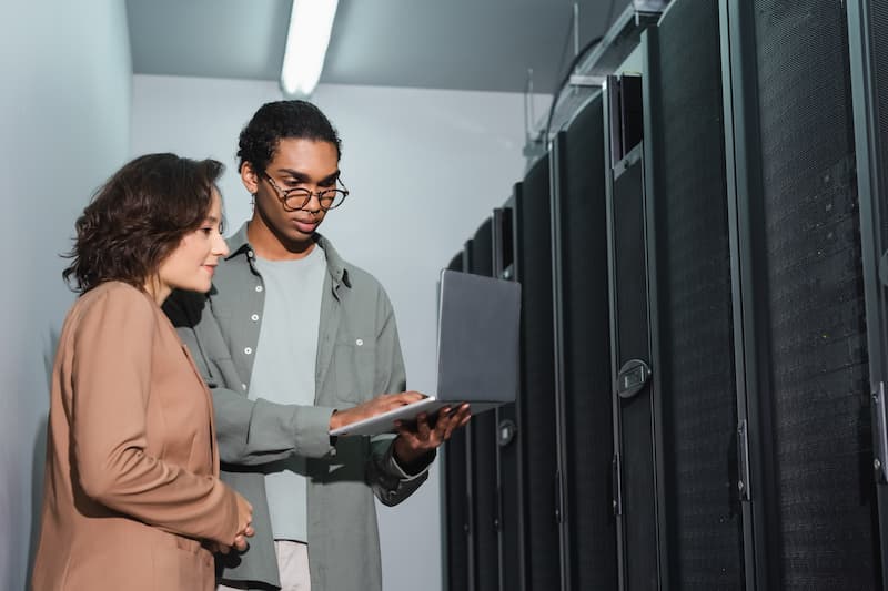 two workers are working in Cloud Solutions server